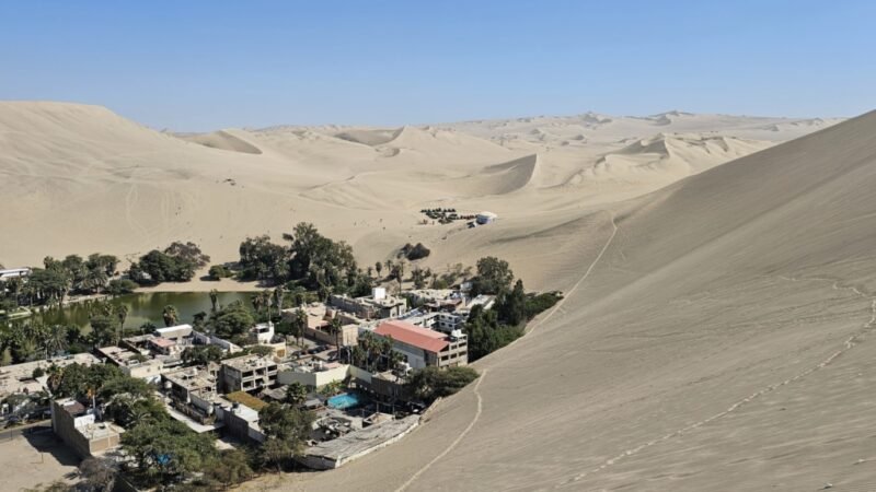 As Maravilhas de Huacachina: Oásis do Deserto Peruano