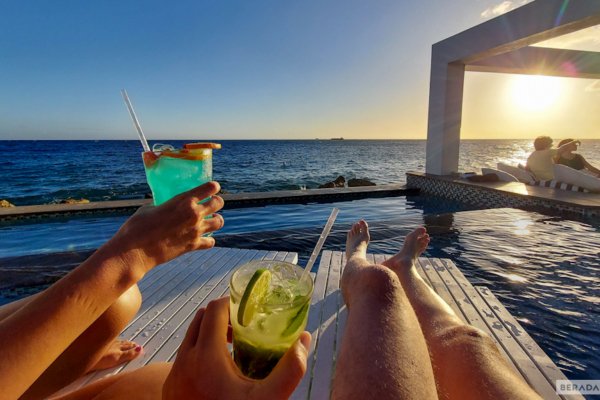 Hotel Saint Tropez por do sol, bebendo um drink na piscina