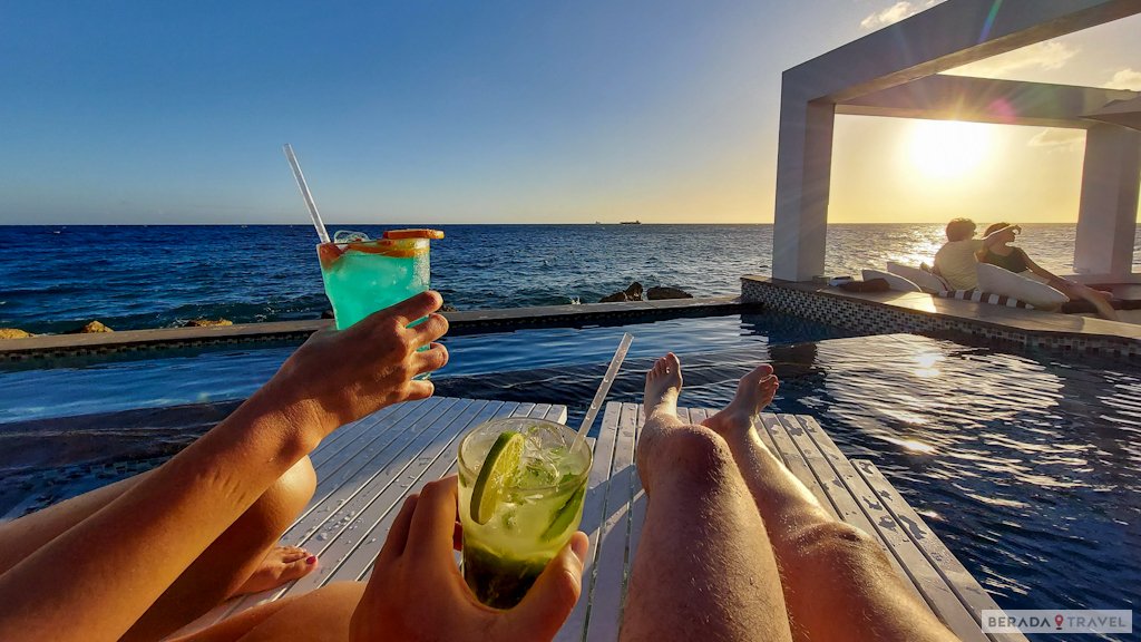 Hotel Saint Tropez por do sol, bebendo um drink na piscina