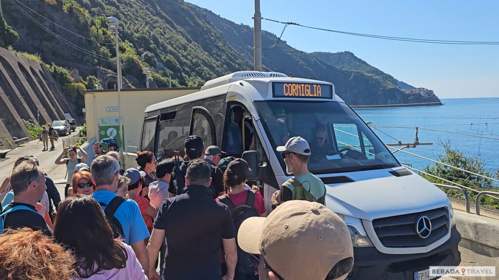 Corniglia: Ônibus que sai da estação até a cidade