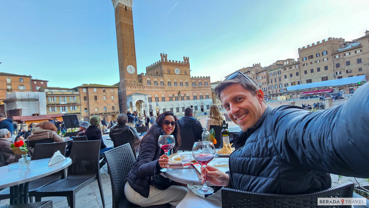 Bebendo Vinho em Siena na Toscana