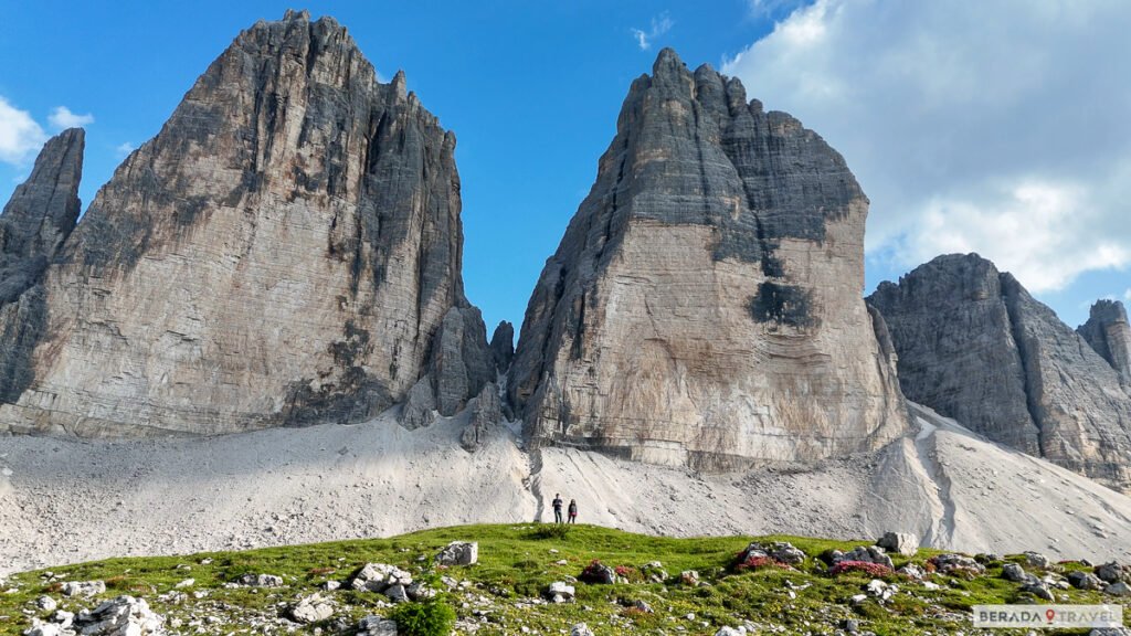 Tre Cime di Lavaredo ao fundo