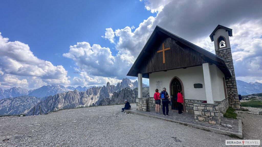 Essa Capela fica entre Refugio Auronzo e Refugio Lavaredo