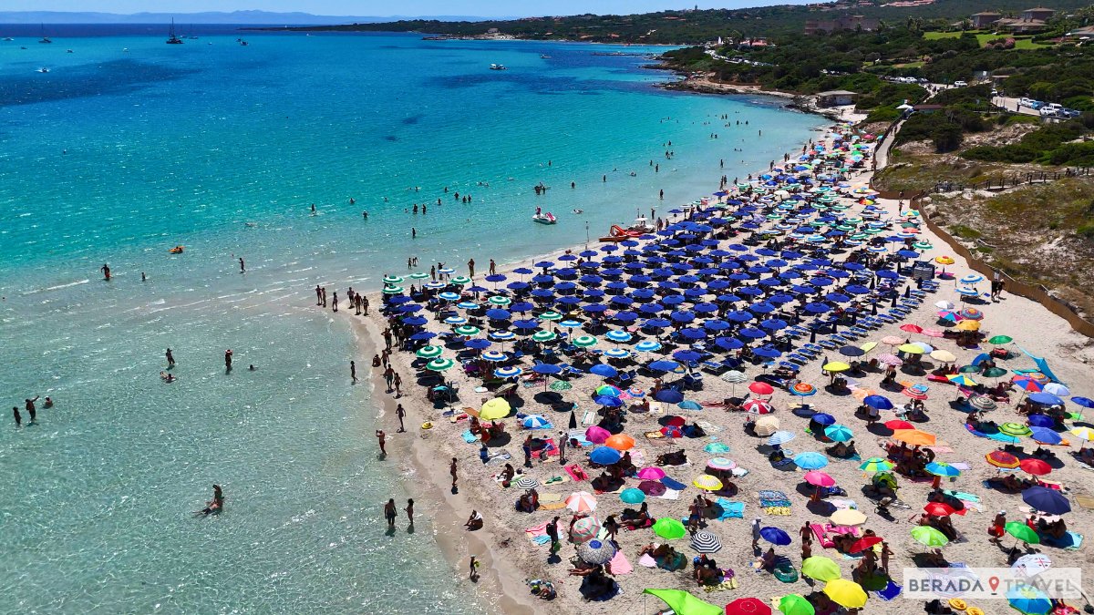 Guarda-sóis na Praia La Pelosa