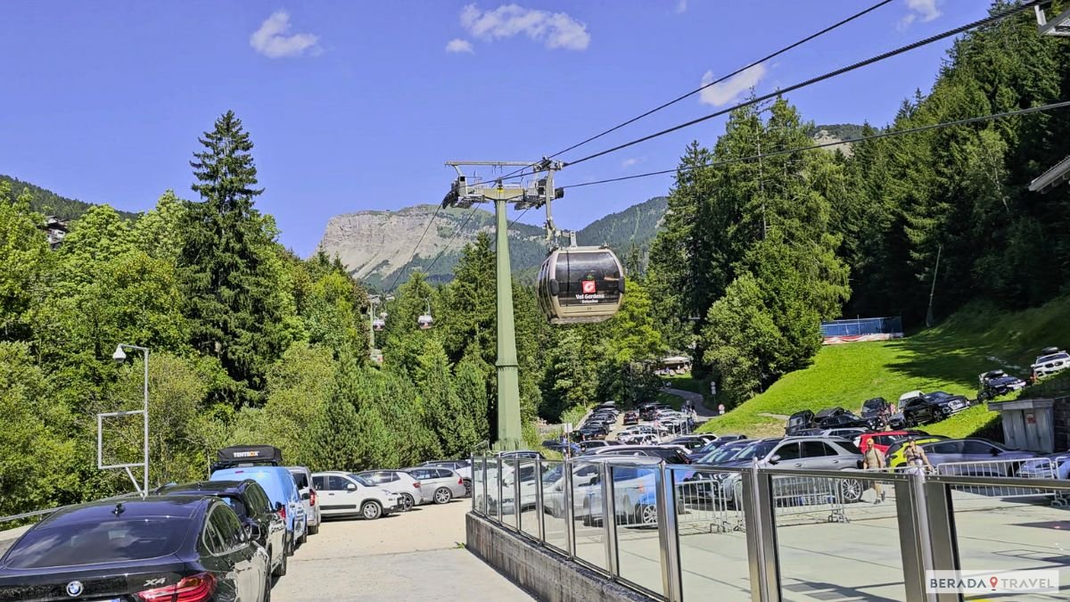 Estacionamento próximo a saída dos Teleféricos