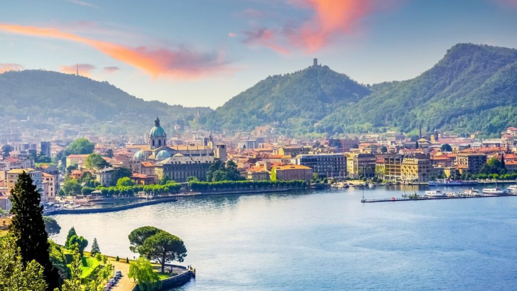 Cidade de Como. Foto do Lago de Como com o Duomo ao fundo.
