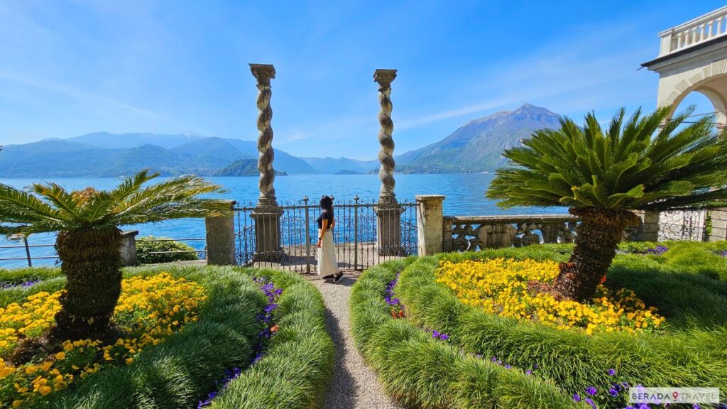 Jardim do Villa Monastero, Varenna. Foto das Flores coloridas e o Lago de Como ao fundo.