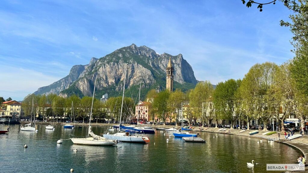 Lecco, Lago de Como. Foto do Centro da cidade com barcos, montanha ao fundo e a Catedral.